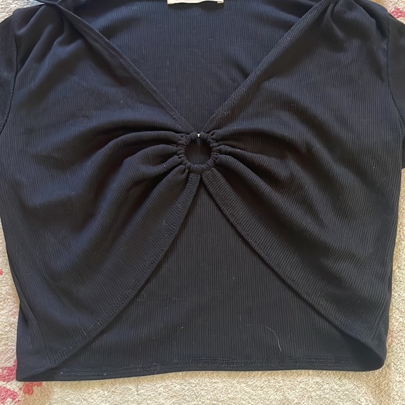 NWOT Amante crop tee with collar and ring detail with rucching on the front. - Picture 4 of 7